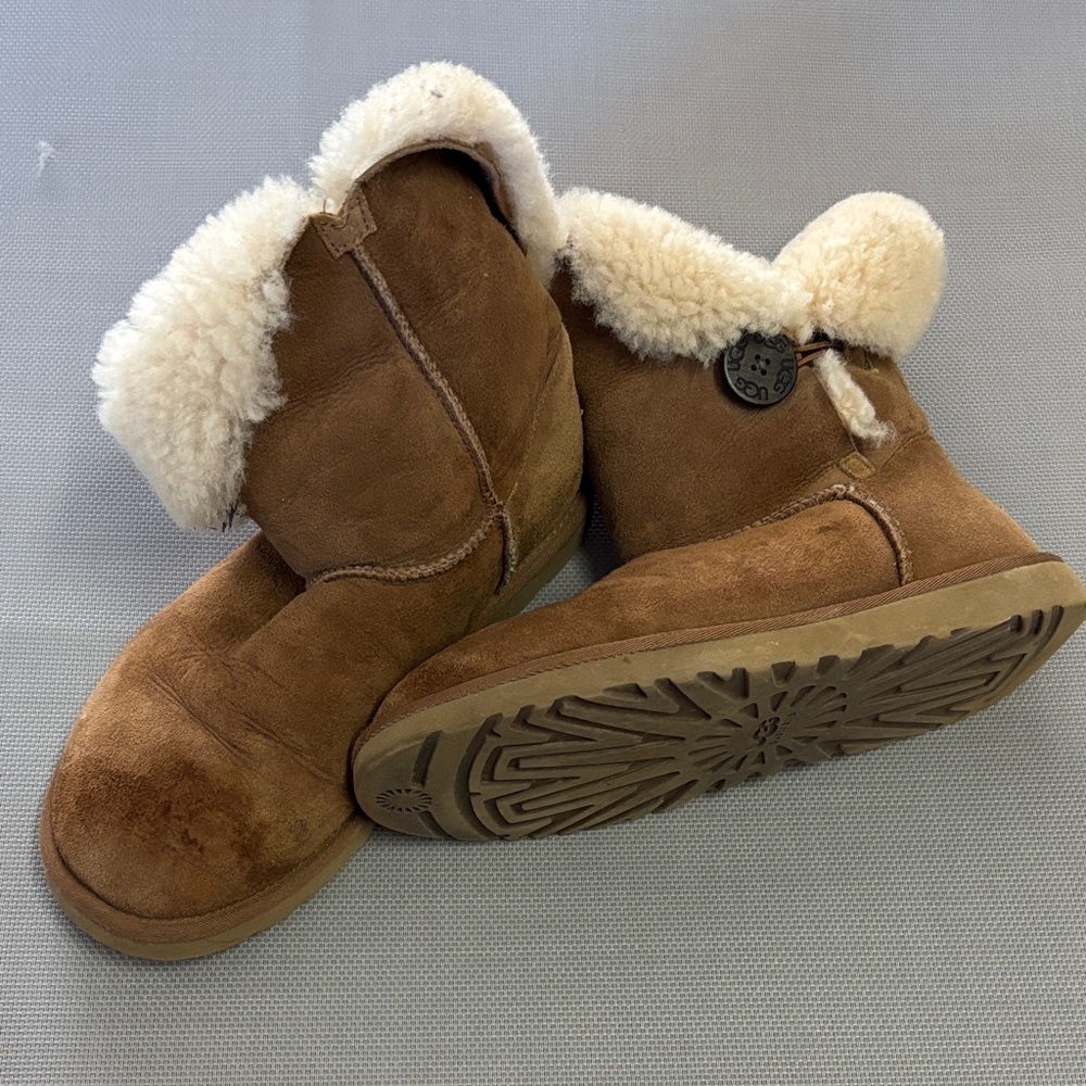 UGG Bailey boot wms sz 8 Brown Winter Boots with Cream shearling